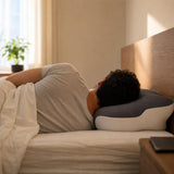 Persona durmiendo de lado sobre la almohada cervical AirNova